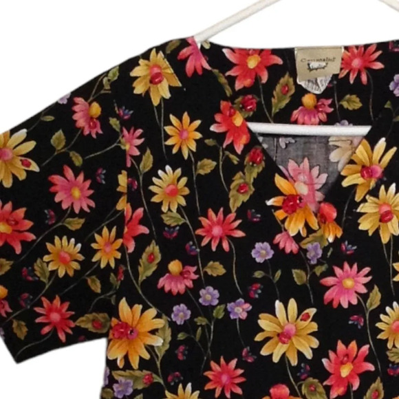 Cottonality Women's Scrub Top Size XS Flowers Ladybugs Medical Uniform Nurse - Picture 3 of 7